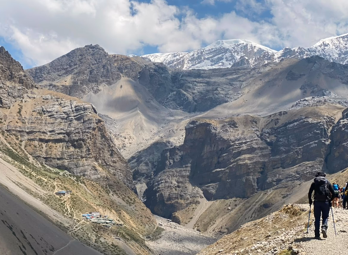 Trek from Ledar to Thorong Phedi (4600m) or High Camp 4920m) - 5/6 Hrs (9km)