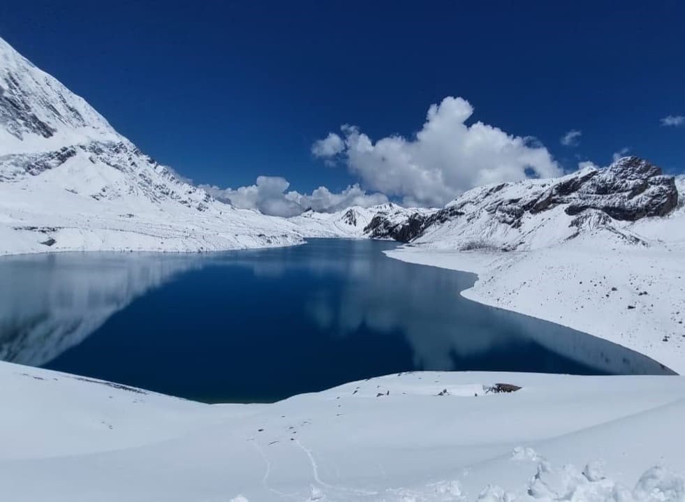 In the early morning visit the world’s highest Tilicho lake and trek to Siri Kharka (4050 m – 7/8 hours.
