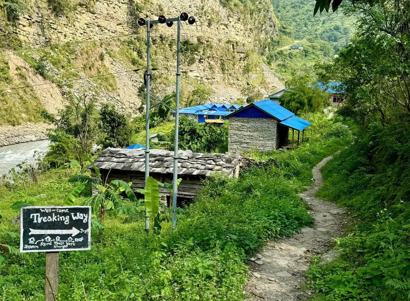 Trek from Jagat to Dyang (1,800 m) – (20 km - 8/9 hours)