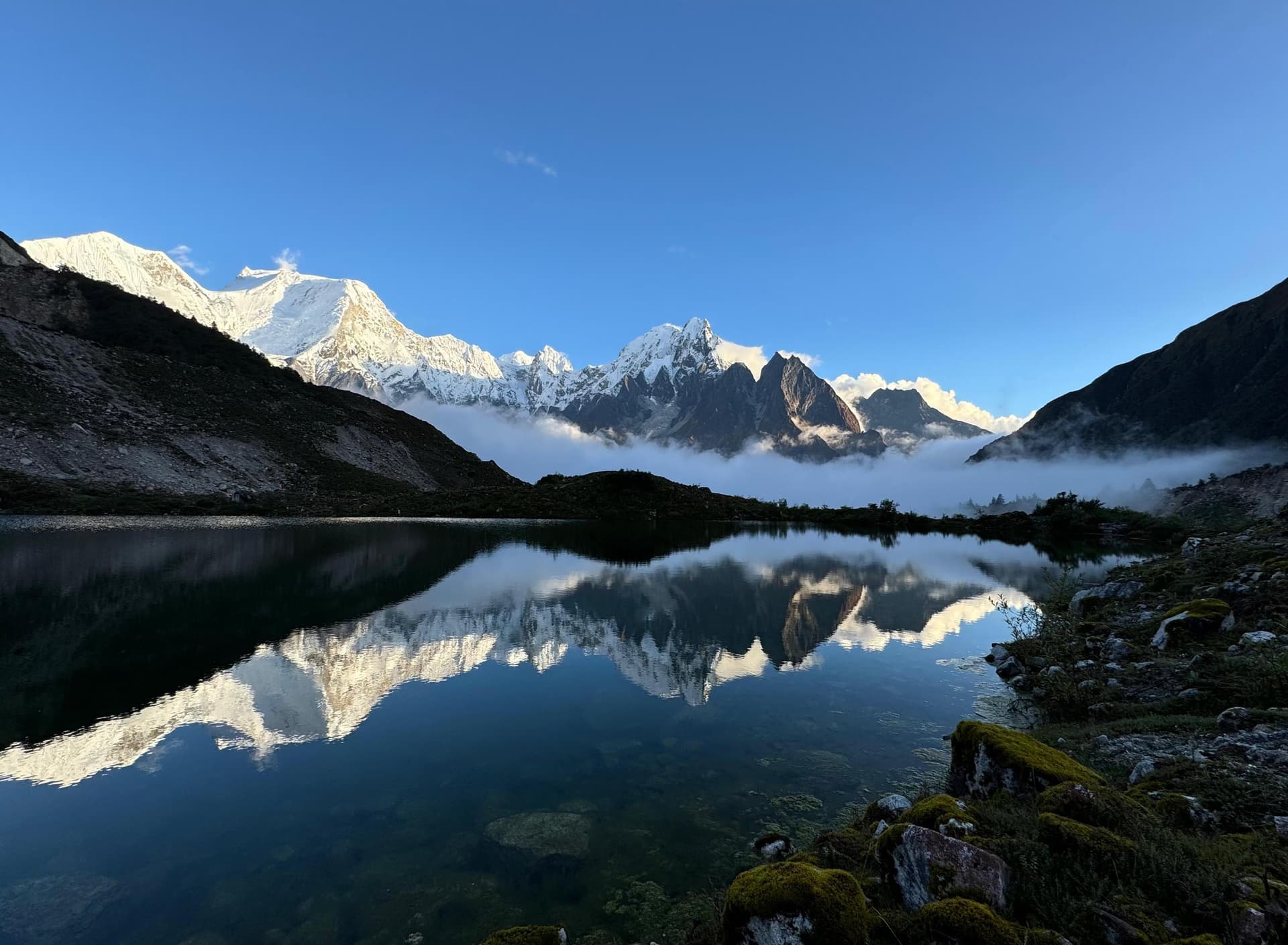 Cross Larkya la 5,106 m and decent to Bhimthang (3,790 m) – (16 km - 8/9 hours)
