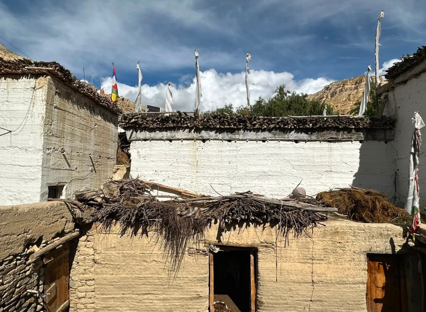 Trek from Chele to Syangboche (3475m) – 7/8 Hours: