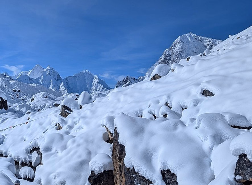 Trek from Dzongla to Lobuche 4,930 m – 3/4 hrs.
