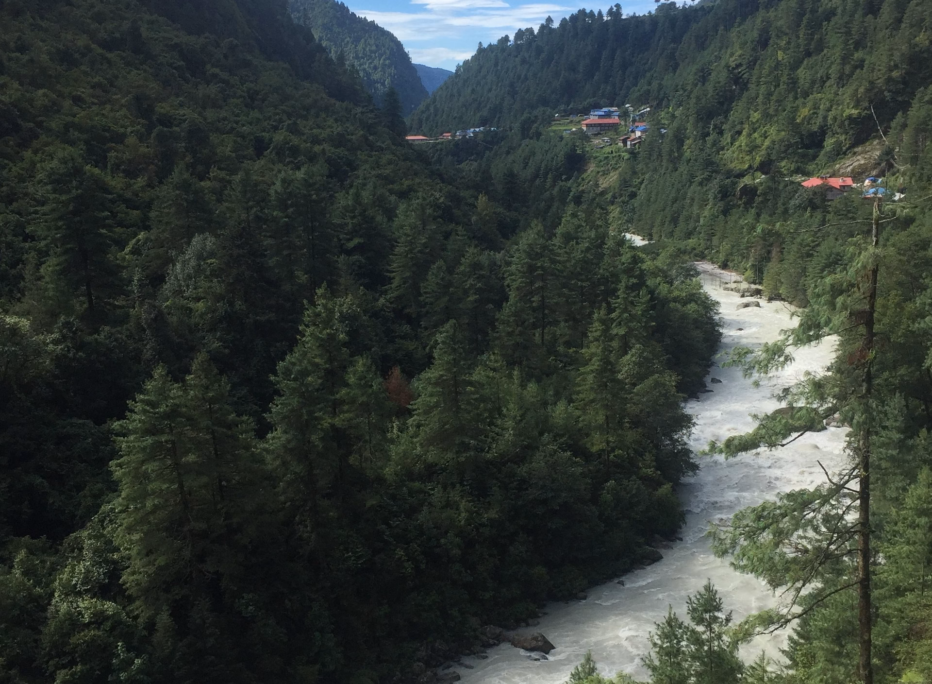 Trek from Phakding to Namche Bazaar (3,440 m) – 7/8 hrs.
