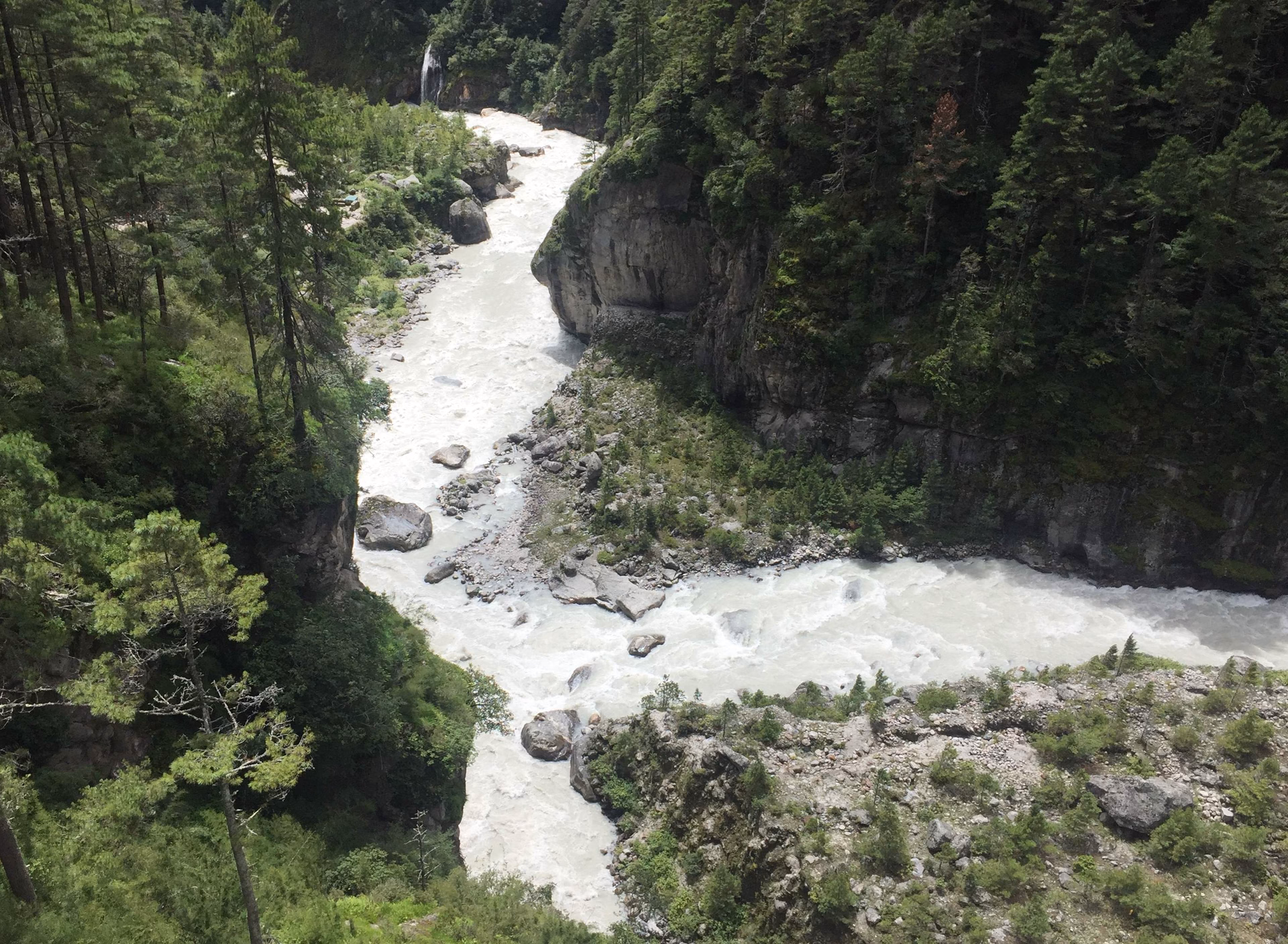 Trek from Phakding to Namche Bazaar (3,440 m) – 7/8 hrs.